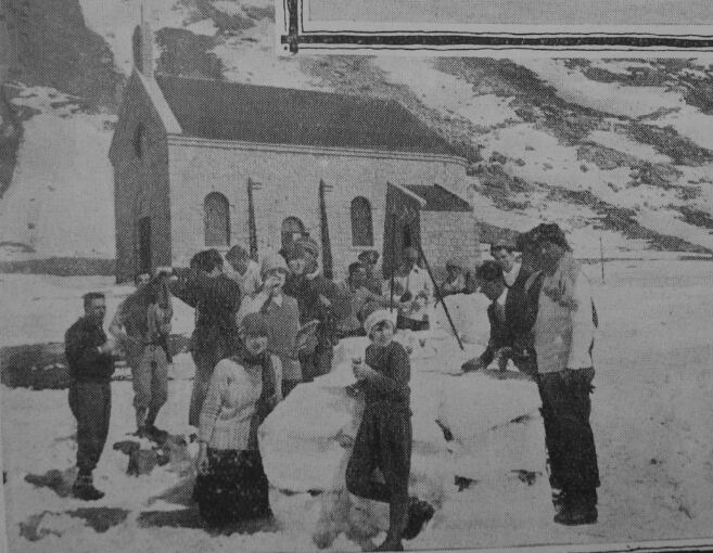 Turistas y deportes de invierno en las proximidades de la capilla. Fuente: Revista Mensual BAP, 1937.