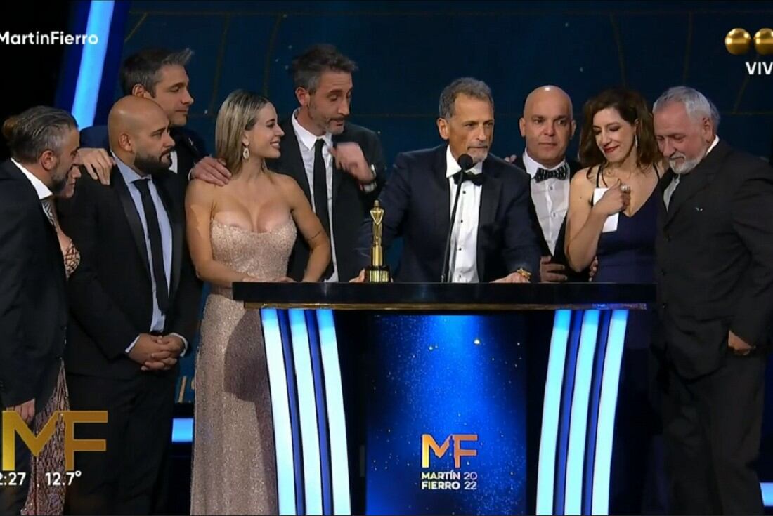 El equipo de "La Peña" recibiendo el premio. (Telefe)