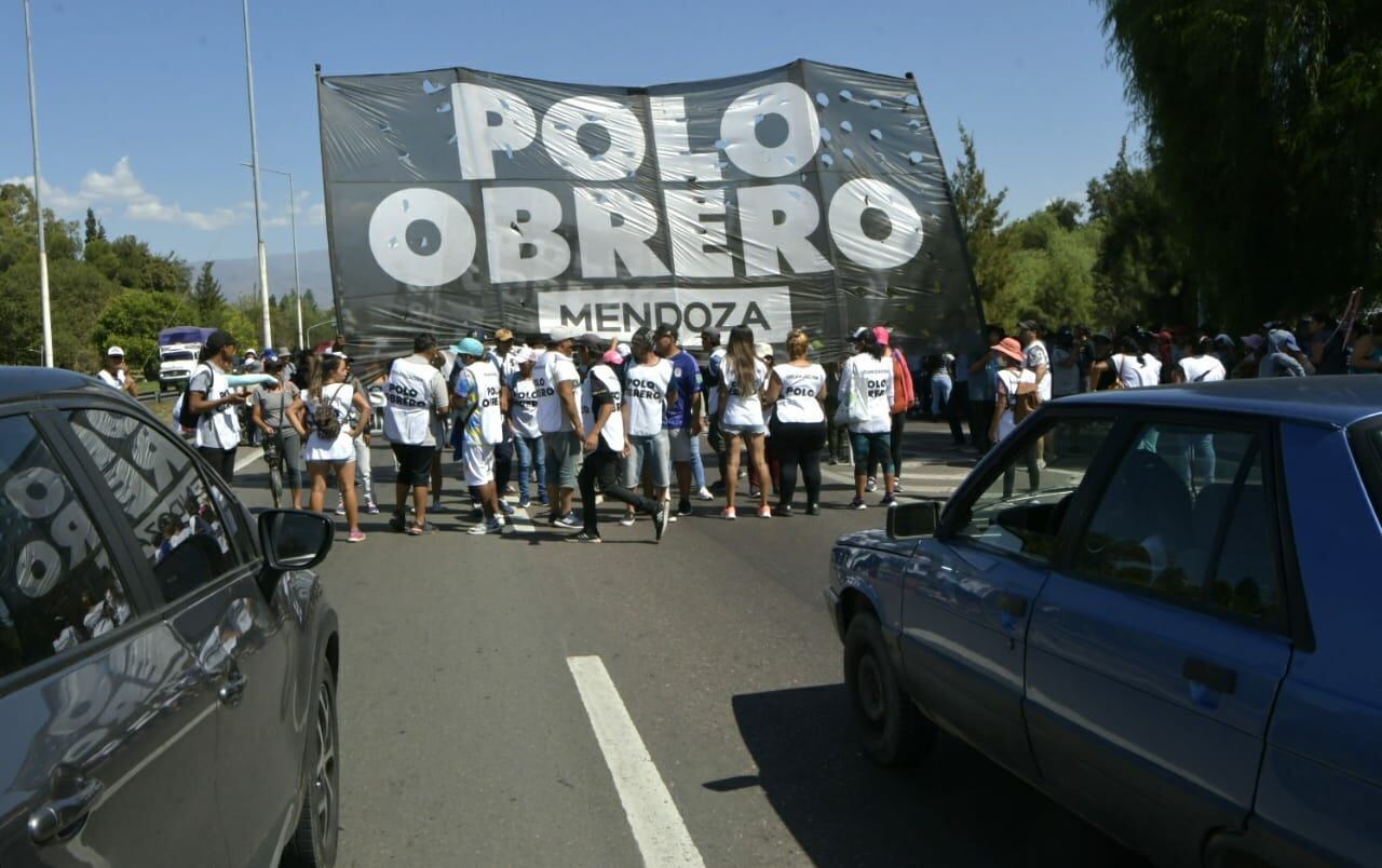 El Polo Obrero corta el Acceso Este reclamando la baja de planes sociales. Foto: Orlando Pelichotti