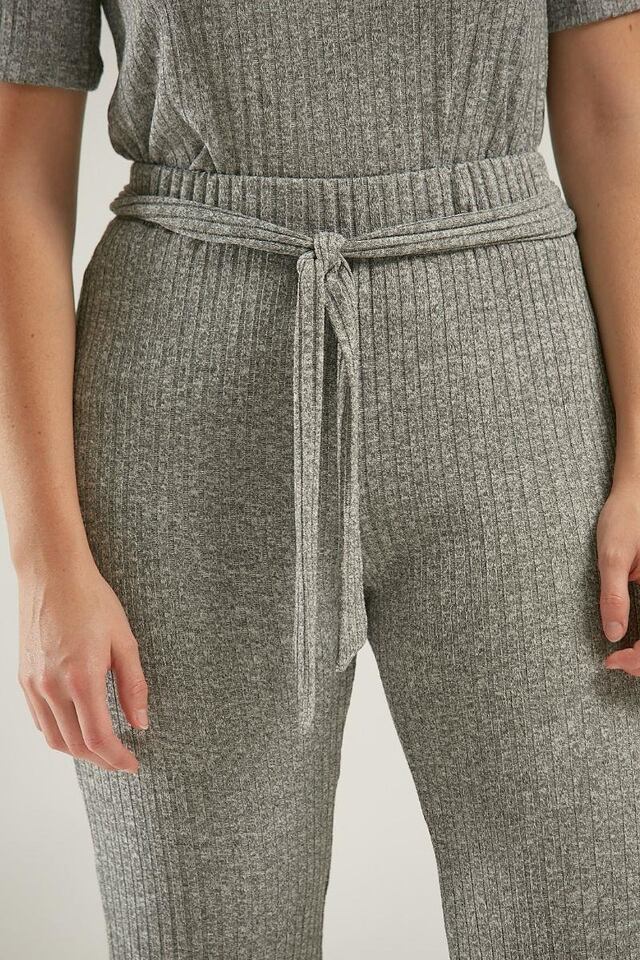 Un género ideal para el invierno en pantalones anchos.