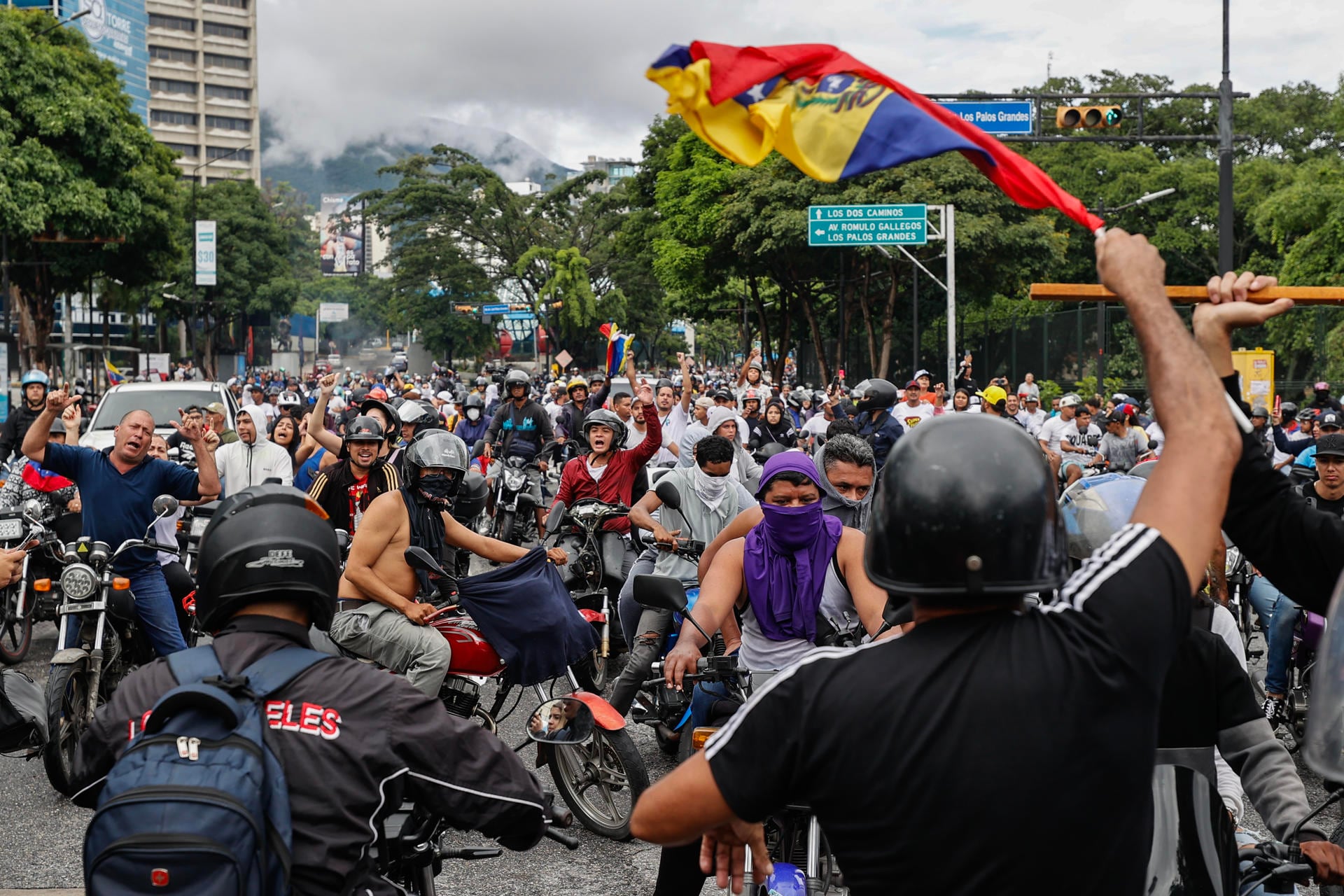 Personas recorren las calles durante una protesta por los resultados de las elecciones este lunes, en Caracas (Venezuela). Protestas en Caracas luego de que el Consejo Nacional Electoral (CNE) proclamara a Nicolás Maduro como presidente reelecto de Venezuela, tras los comicios celebrados este 28 de julio. Foto: EFE/ Henry Chirinos