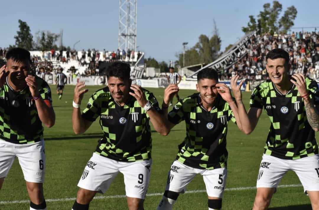 De la cabeza: Maxi Padilla, el Tanque Silba, Nacho Antonio y Nicolás Rinaldi festejan el gol de  penal de Silba.