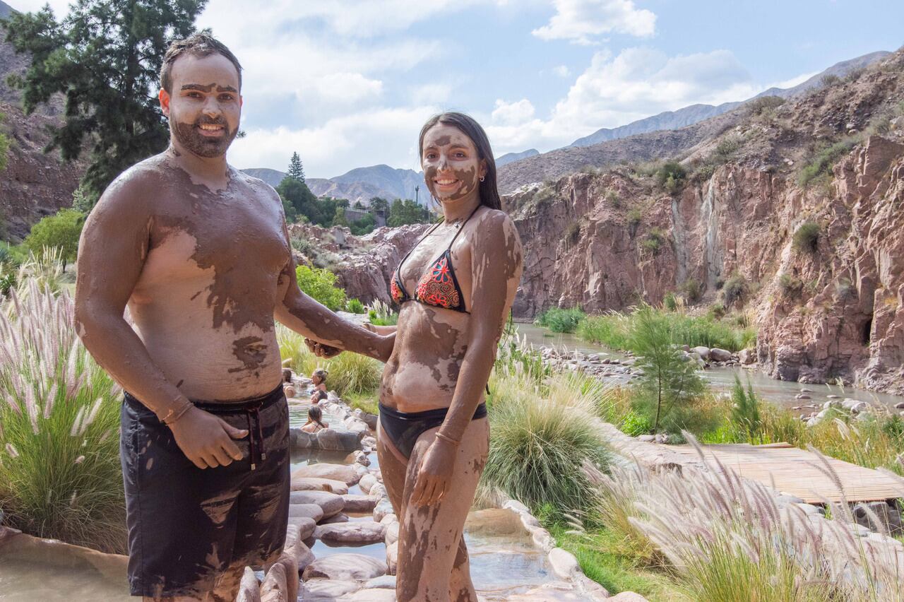 Belén y Tomás, una pareja de Cordoba, eligieron Mendoza como destino para celebrar sus cumpleaños, los dos en febrero con solo un par de dias de diferencia. Pero además Tomas tenía preparado una sorpresa para su novia, en medio de las montañas mendocinas le propuso matrimonio a su amada.

Foto: Mariana Villa / Los Andes  