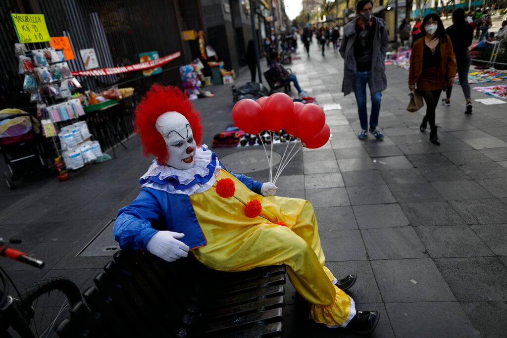 Gabriel González, quien durante los últimos cuatro años ha trabajado como payaso callejero tomándose fotos con los transeúntes, espera clientes sentado en un banco en el centro de la Ciudad de México