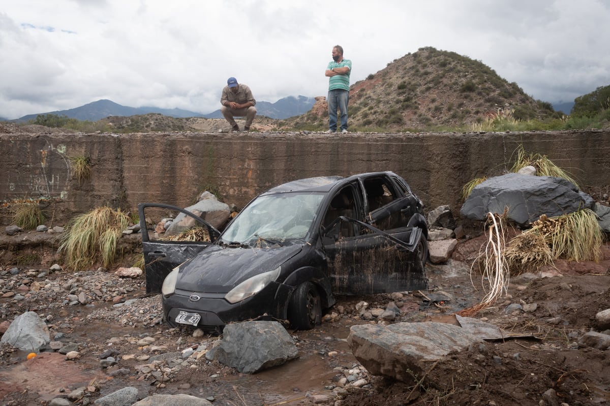 Tragedia en Potrerillos
Tres personas fallecieron y otras dos permanecen internadas en grave estado luego de que una crecida en el Río Blanco (Potrerillos) arrastrara el auto en que viajaban cuando intentaban cruzar un puente en medio de una tormenta. Un grupo de vecinos de la parte alta de Potrerillos salió a cortar la ruta en reclamo de que se construya un puente en altura y se hagan otras obras.

Foto: Ignacio Blanco / Los Andes 