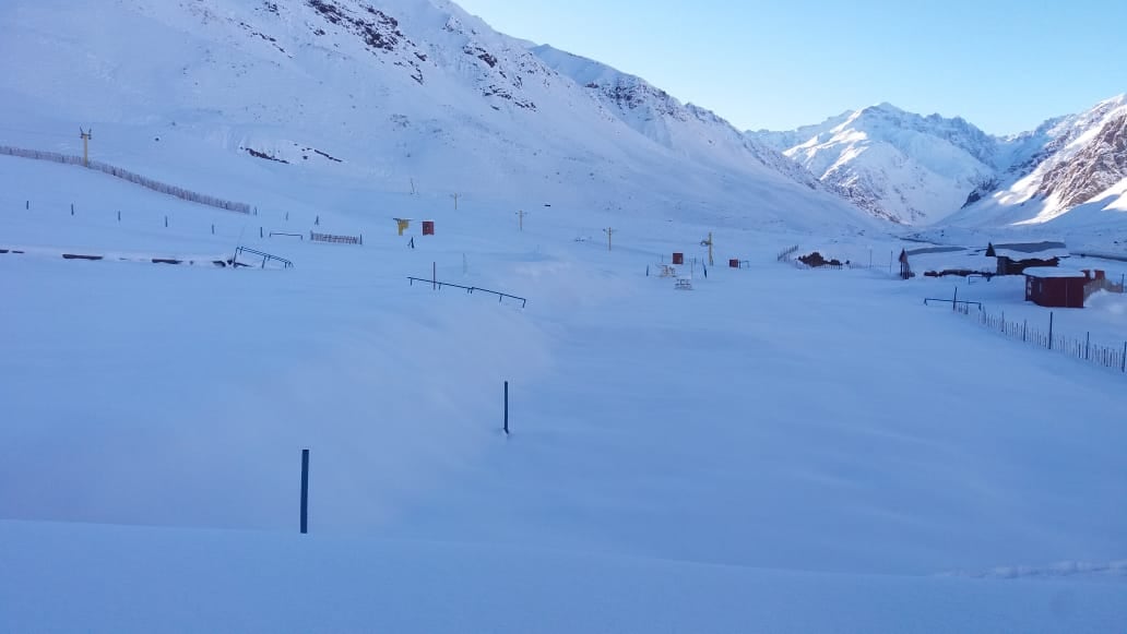 Tras las intensas nevadas en Alta Montaña, un histórico parque de nieve anuncia su apertura. Foto: Prensa Los Puquios.