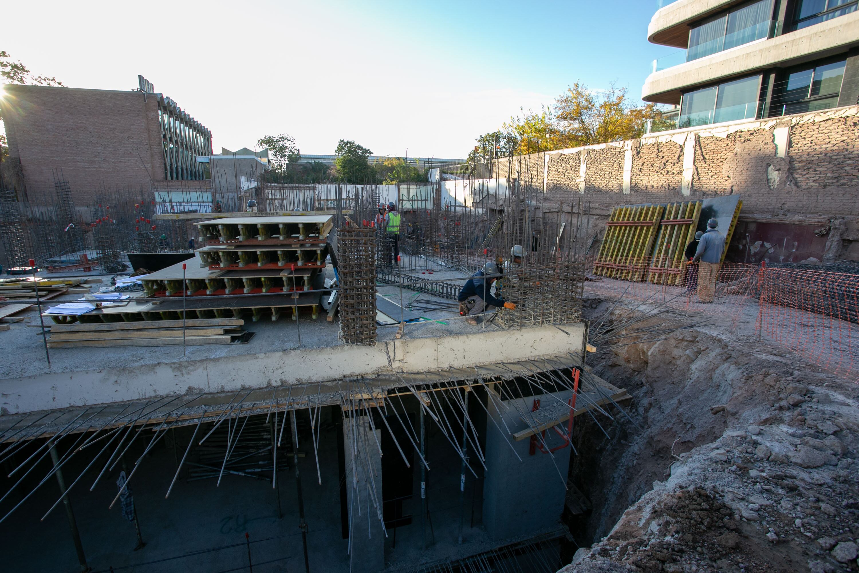 Ulpiano Suarez recorrió la construcción del edificio Vesta en la Quinta Sección. Foto: Mendoza Ciudad.