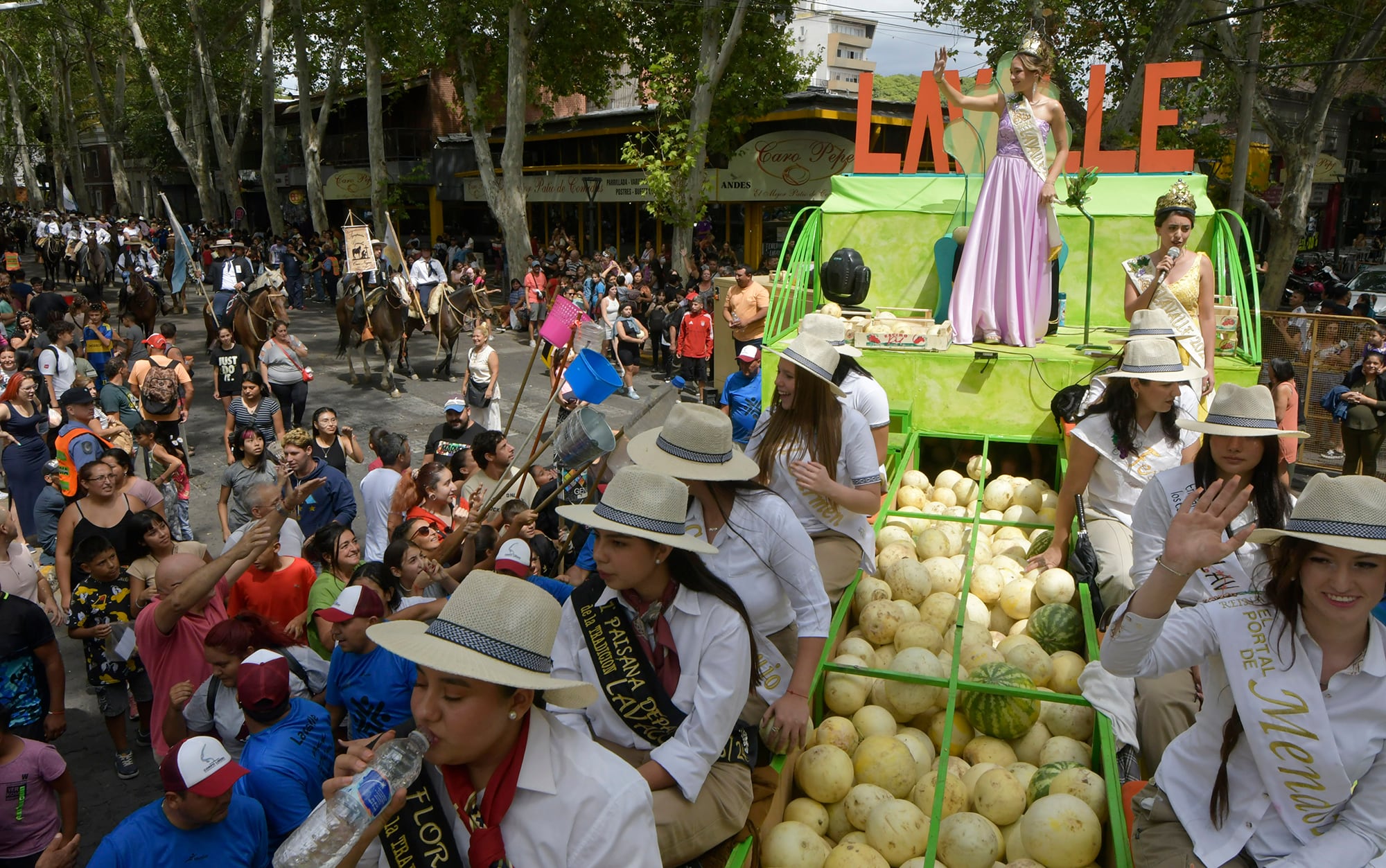 Vendimia 2024
El Carrusel 2024 le devolvió color a la mañana gris en Mendoza: las mejores fotos
Alegría, música y baile en el sábado nublado por las calles de la Ciudad
Foto: Orlando Pelichotti
