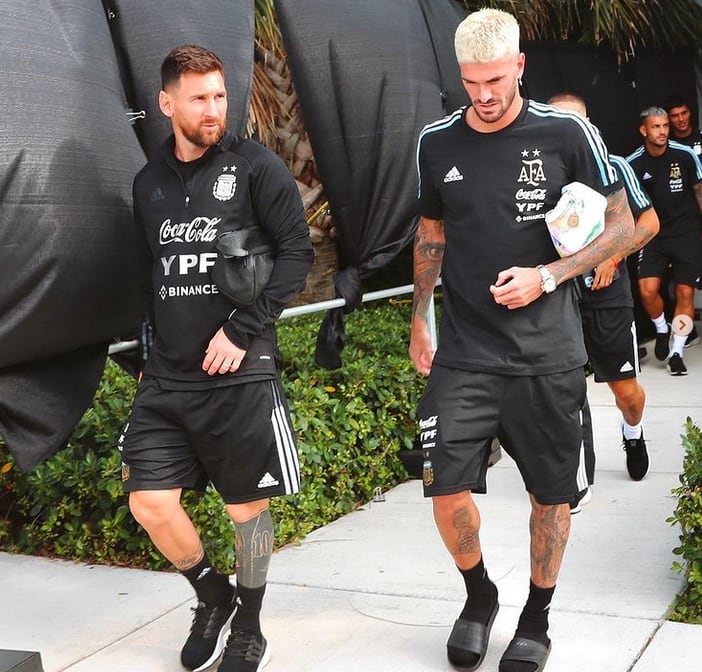 Rodrigo de Paul junto a Lio Messi.