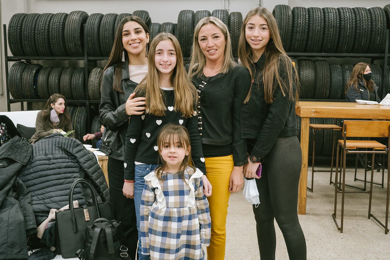 Milena Furfaro, Valentina Martín, Eliana Ribed, Martina y Felicitas Furfaro.