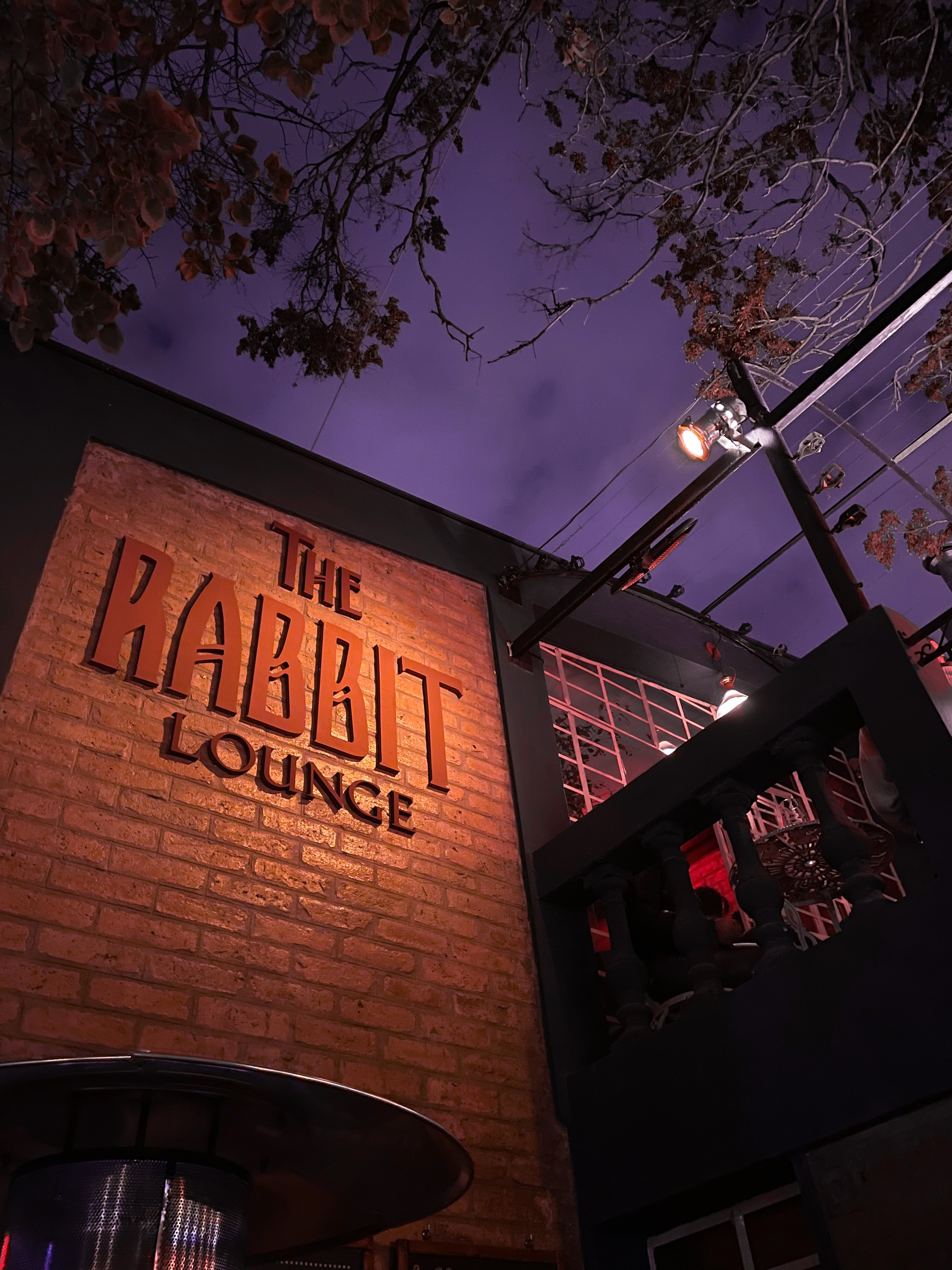 The Rabbit Lounge, un bar ubicado en Belgrano al 607 de Ciudad de Mendoza.