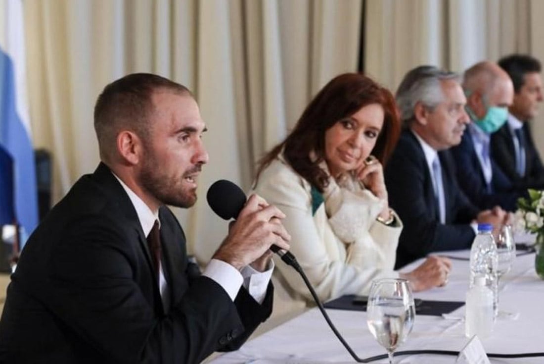 
El exministro de Economía, Martín Guzmán, en el Museo del Bicentenario de Casa Rosada junto a Cristina Fernández.