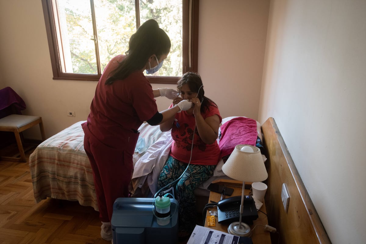 La doctora Verónica Ledesma asiste a una paciente con Covid-19 en el hotel Torreón que fue acondicionado especialmente para recibir pacientes con síntomas leves que requieren asistencia medica y respiratoria durante las 24hs del día. Foto; Ignacio Blanco