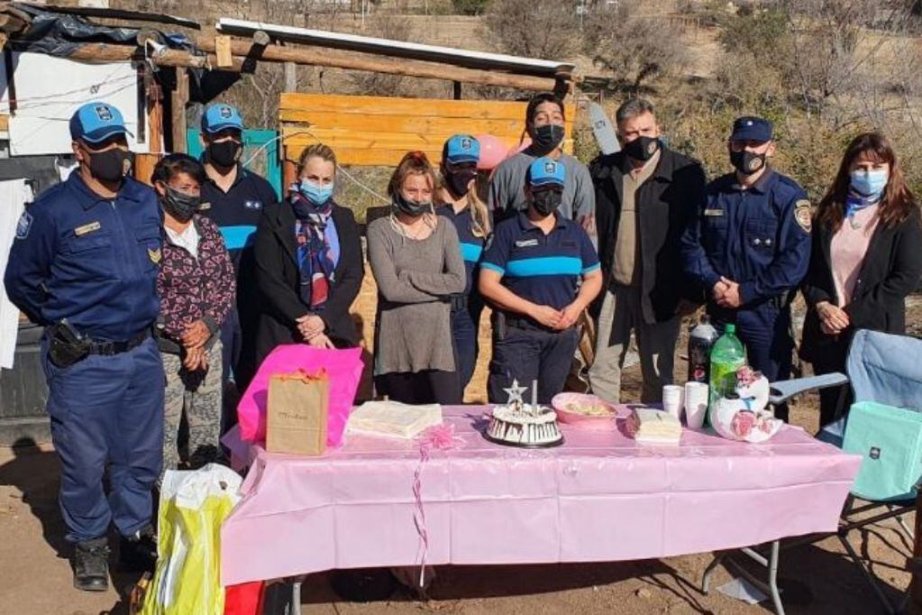 Policías cordobeses organizaron el cumpleaños de 15 de una adolescente en situación de vulnerabilidad.