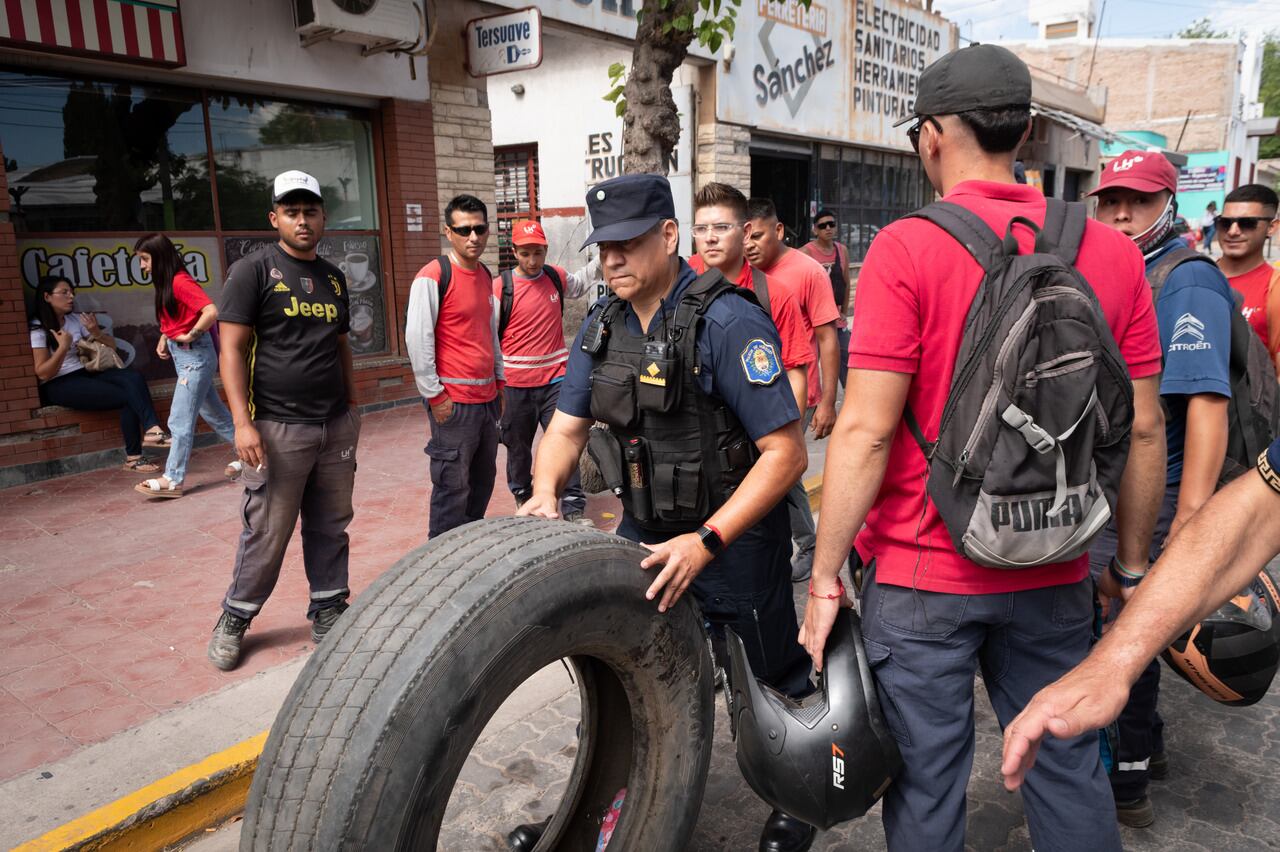 Exempleados de Las Heras protestaron frente a la Municipalidad. Ignacio Blanco / Los Andes