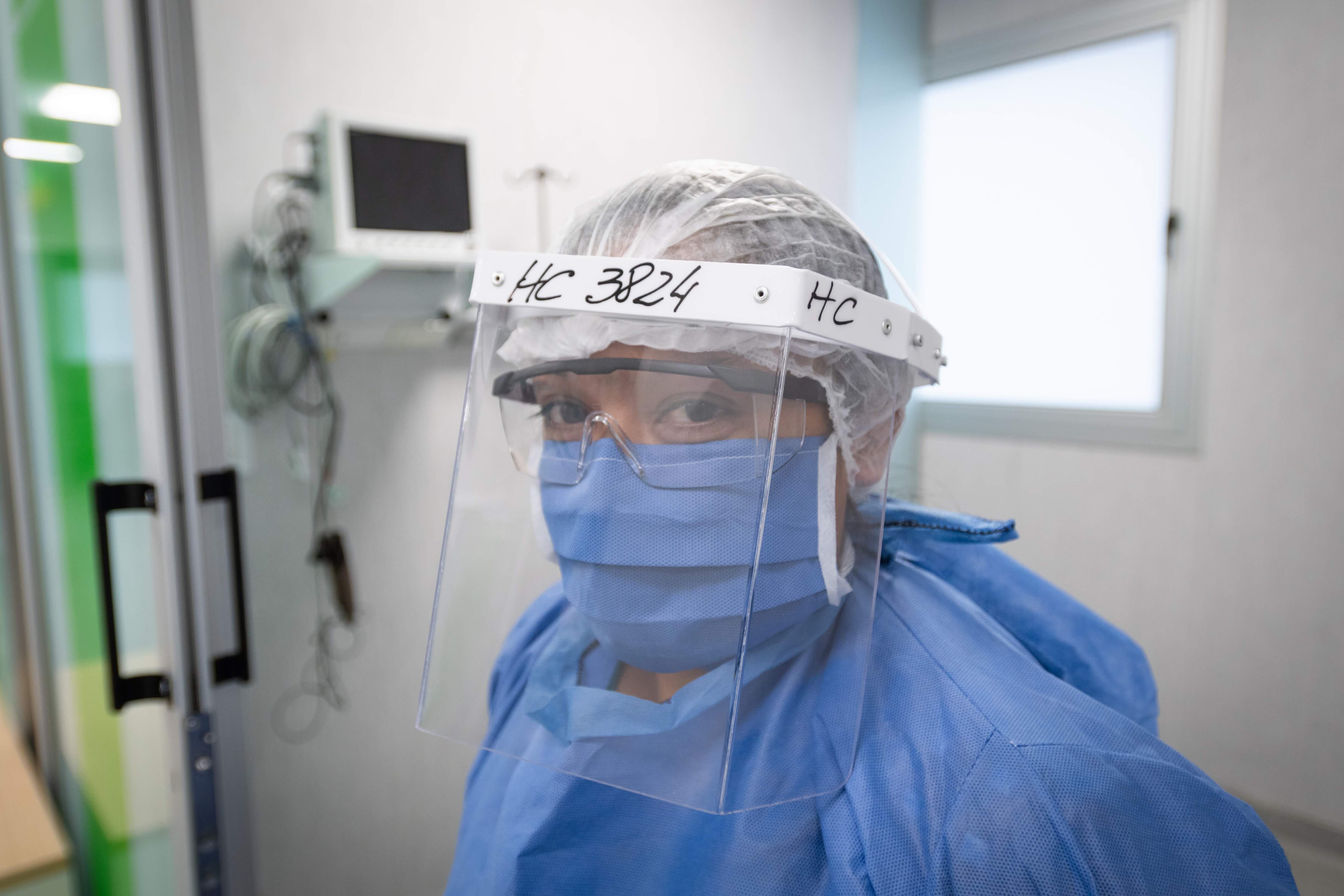 Mendoza 05 de Mayo 2020 

La nueva guardia del Hospital Central, solo para enfermedades respiratorias y Codiv-19 hasta que finalice la emergencia por la pandemia. La enfermera Erica Arancibia se prepara para recibir pacientes. 

Foto: Ignacio Blanco / Los Andes