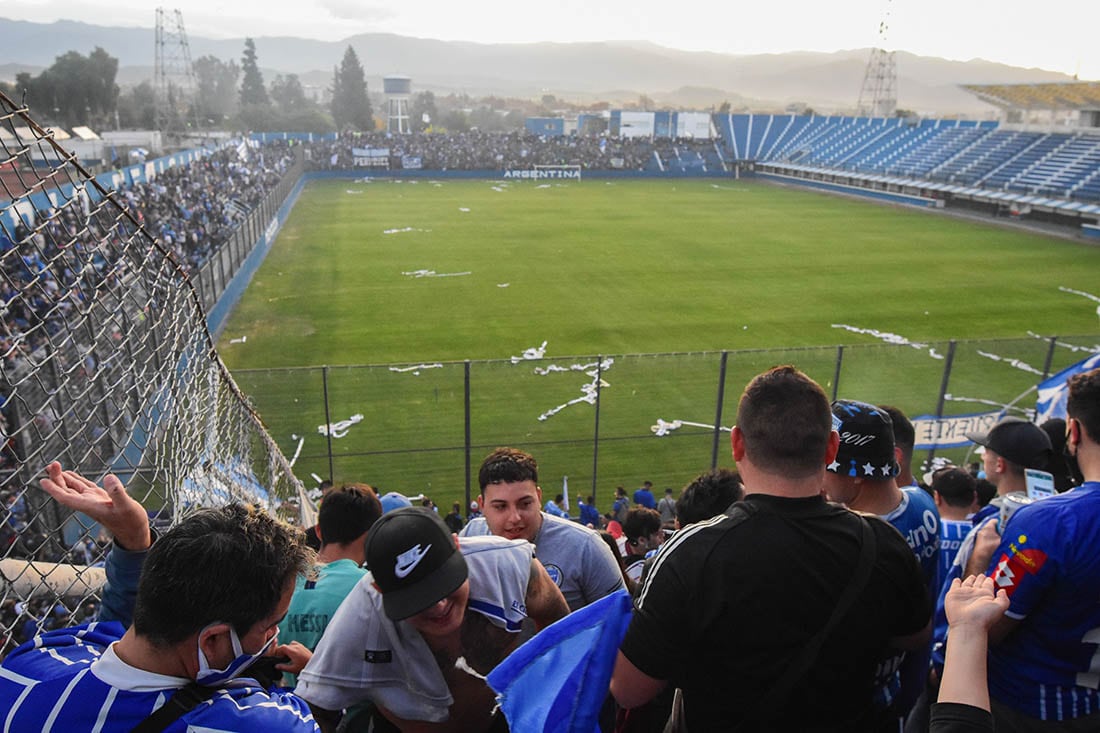 El número de fanáticos sobrepasó cualquier procedimiento policial.