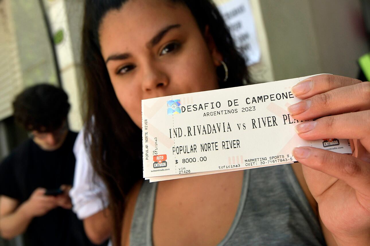 Fila para retirar las entradas para el parido de fútbol entre Independiente Rivadavia y River Plate
 Foto: Orlando Pelichotti