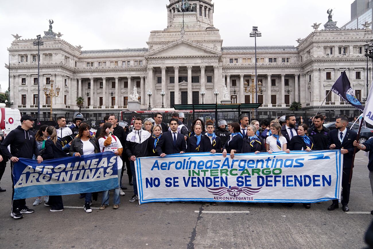 Marcha de Aeronavegantes al Congreso en contra de la privatización de Aerolíneas Argentinas. (Gentileza Guillermo Rodríguez Adami / Clarín)