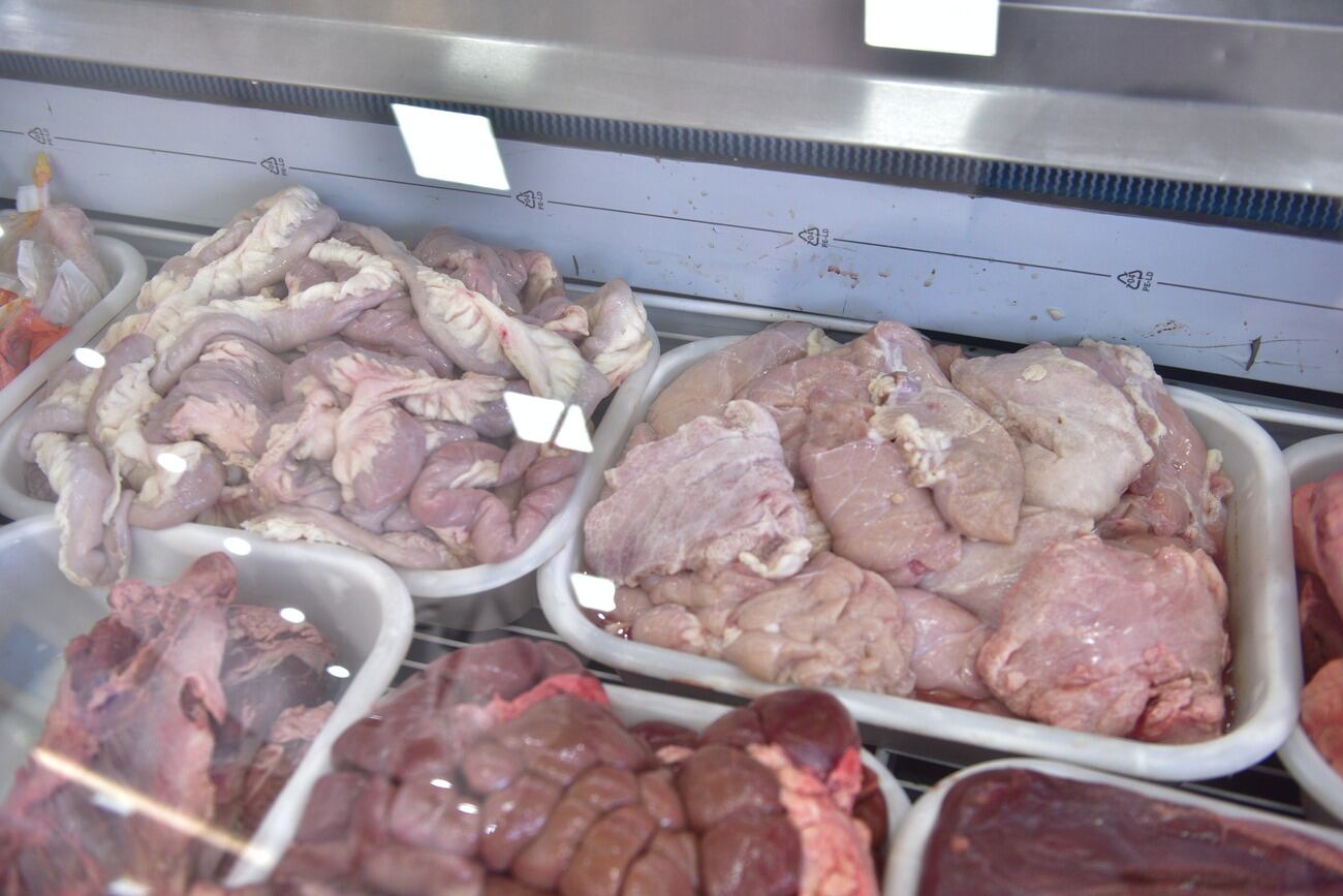 La gente busca carne más económica, se inclina por el pollo, achuras y cortes accesibles 