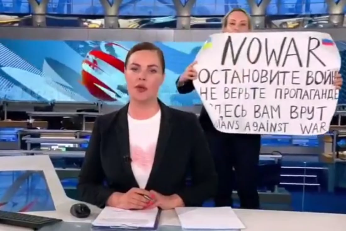 La periodista irrumpió en un noticiero ruso con mensajes contra la guerra.