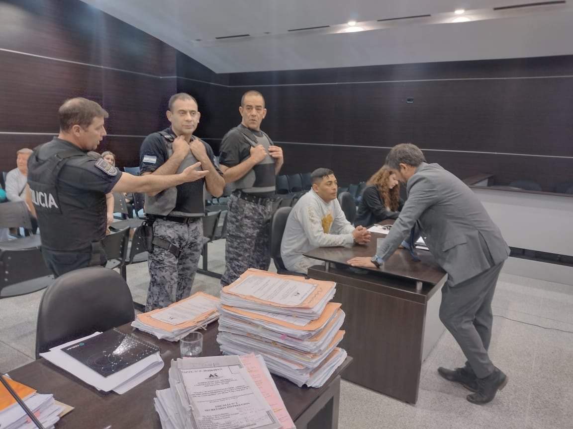 Erik Suazo junto a Pedro Sosa, su abogado, durante el juicio por el asesinato de Carlos Gruini.