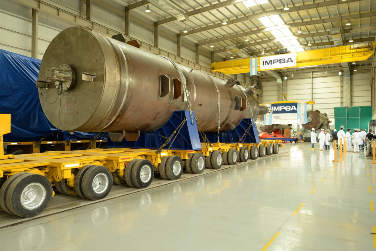 Empleados de la empresa IMPSA, trabajan en la sala nuclear. Gentileza