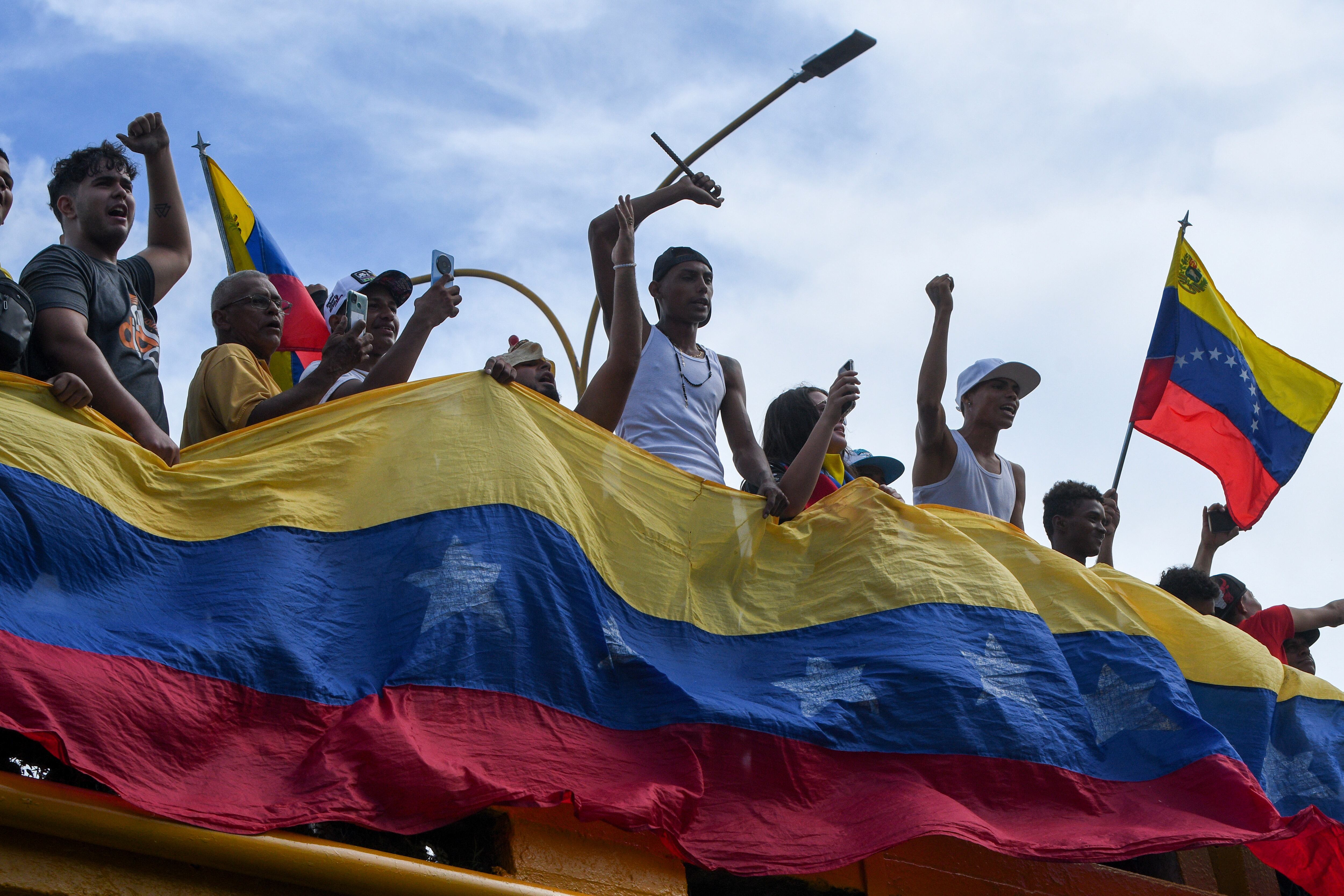 Los manifestantes protestan contra los resultados oficiales de las elecciones que declaran la reelección del presidente Nicolás Maduro en Valencia, Venezuela, el lunes 29 de julio de 2024, el día después de la votación. (AP Foto/Jacinto Oliveros)