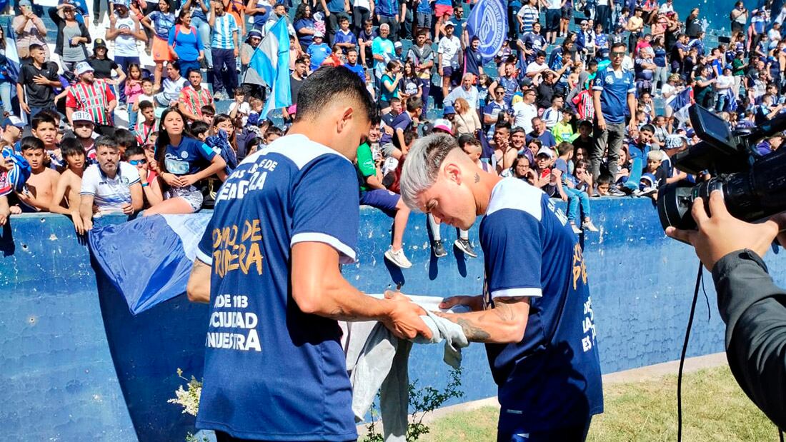 Una de las grandes figuras de la temporada de Independiente, Matías Reali se brindó de lleno a la hinchada que colmó la popular del Bautista Gargantini. 