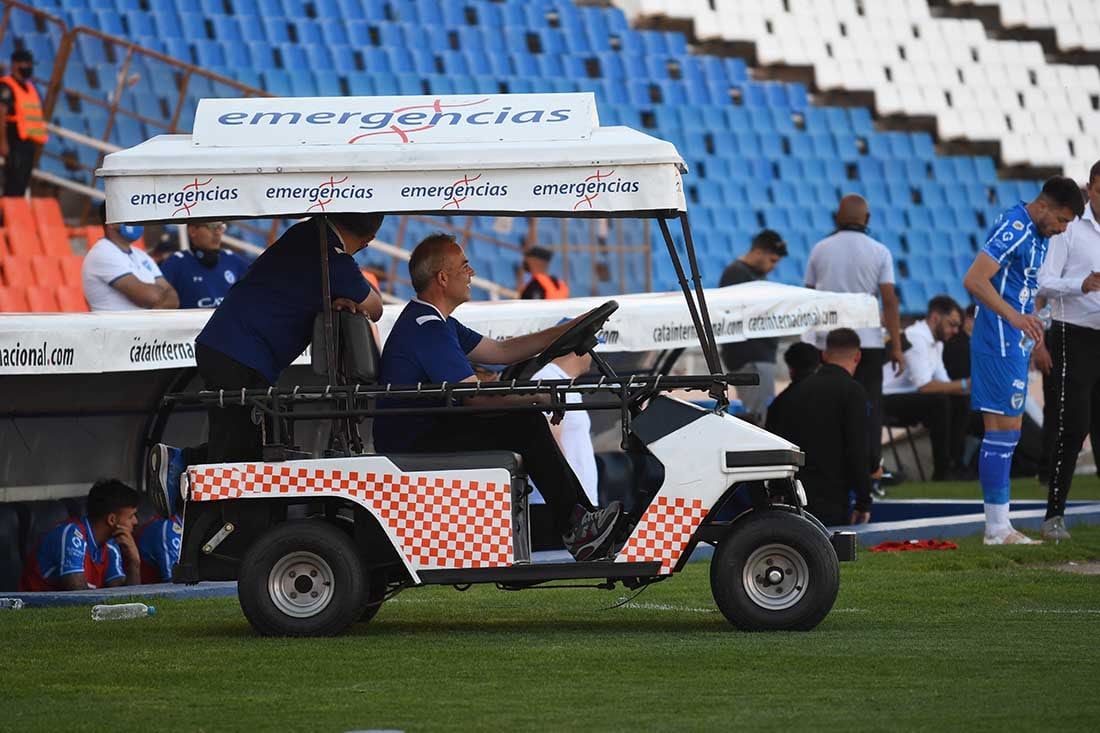 El carrito que auxilia a los jugadores lesionados preparado para ingresar al campo de juego.
Foto: José Gutierrez.