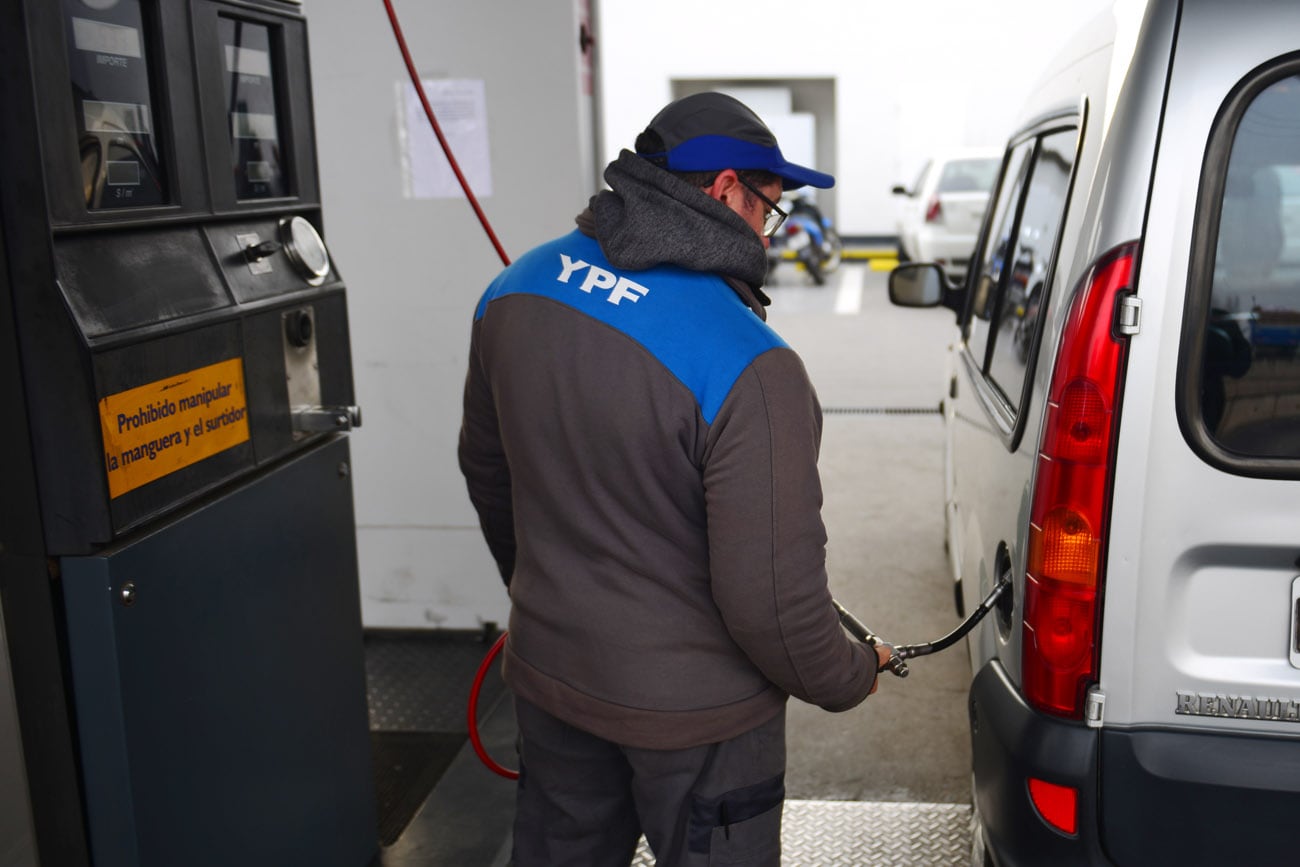 El combustible es apenas más económico en Argentina, pero hay que tener en cuenta que es un país productor.