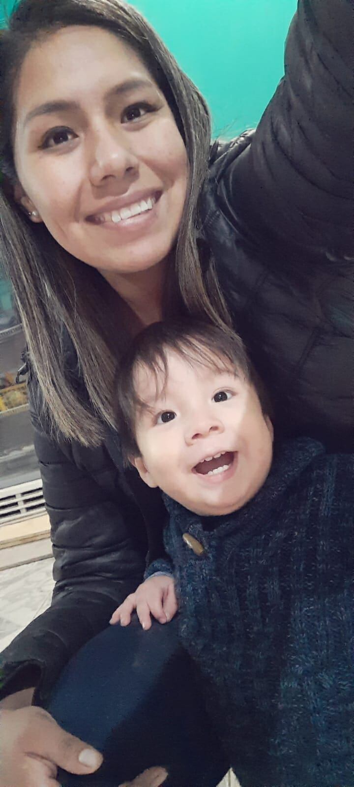 El niño fallecido en un incendio en Las Heras, en una foto con su mamá.