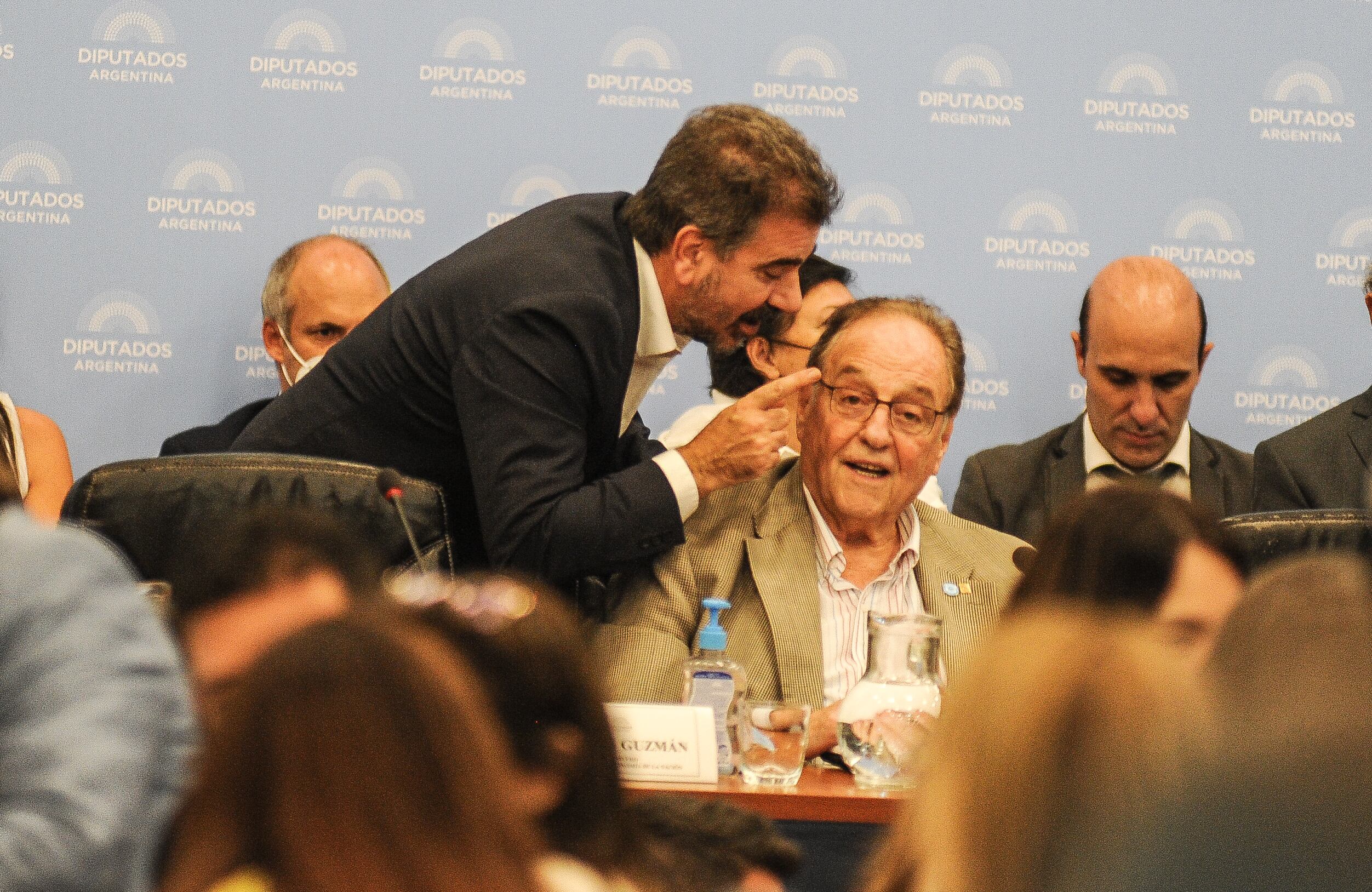 El jefe del bloque PRO, Cristian Ritondo, y el presidente de la Comisión de Presupuesto, Carlos Heller (Foto: Federico López Claro)