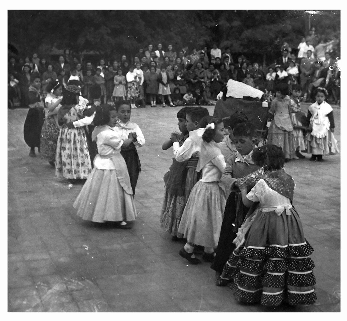 Escuela Centenaria
La Escuela 1-220 Misiones en Godoy Cruz, cumplirá 100 años el próximo 27 de octubre. Miles de alumnos egresaron de esa institución educativa, para ello realizarán una campaña solidaria que recaudan leche para los merenderos del Barrio La Gloria

Acto escolar en 1963
Foto: Orlando Pelichotti