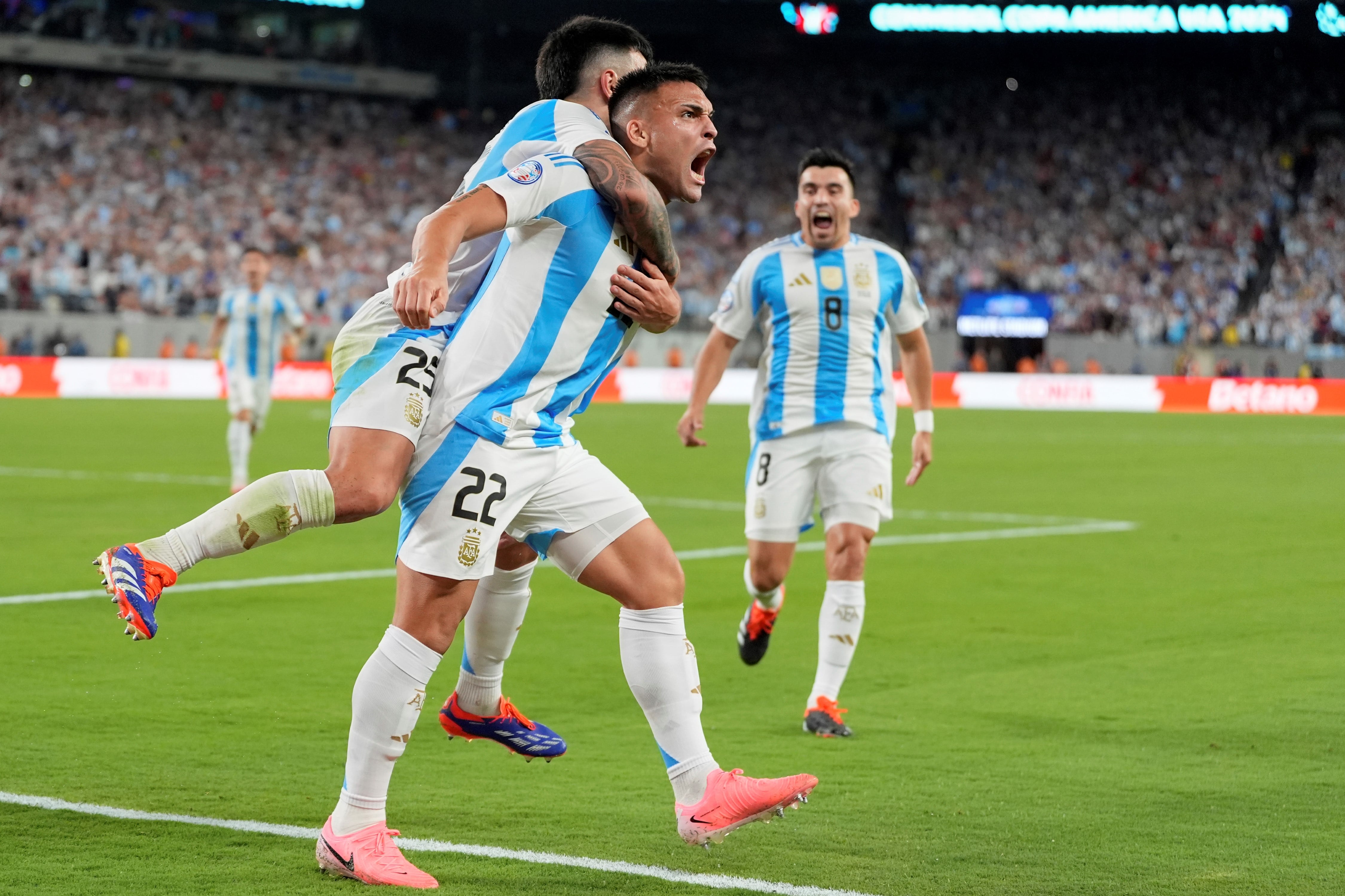 Lautaro Martínez grita su gol ante Chile. (AP).