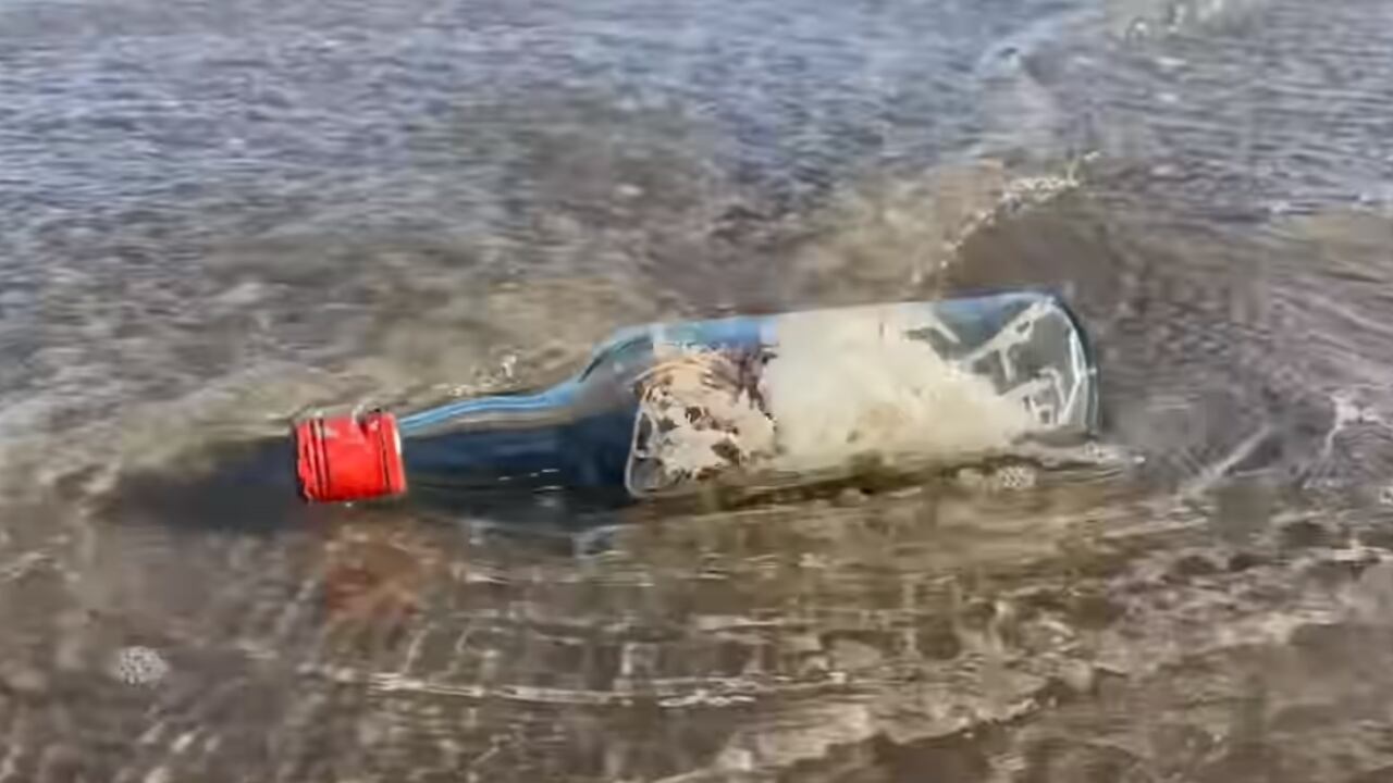 Expertos en el área, aseguran que estos frascos también pueden contener clavos, alfileres u objetos punzantes en su interior, por lo que recomiendan no abrirlas. Foto: Captura video