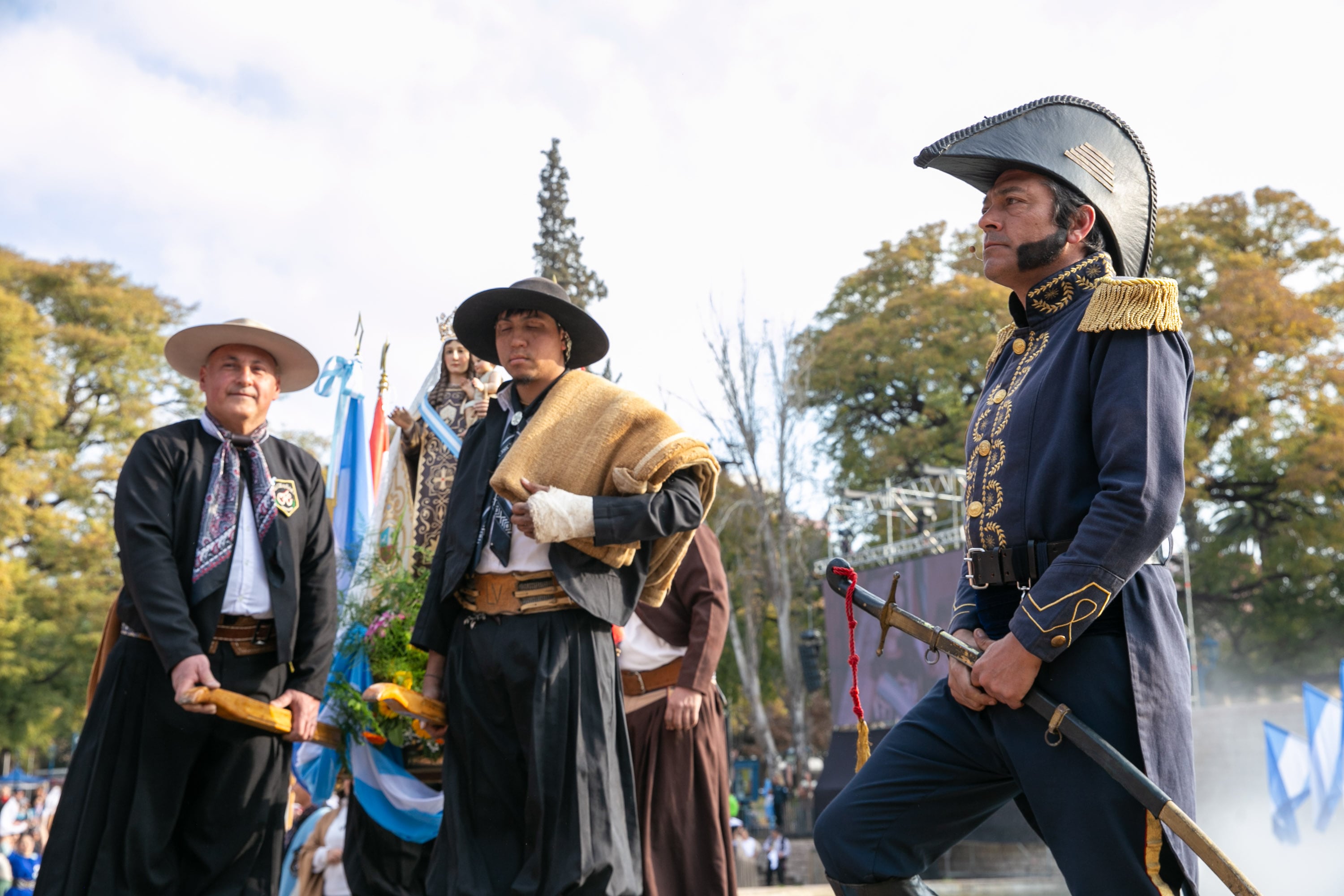 Una multitud homenajeó al General San Martín en la plaza Independencia