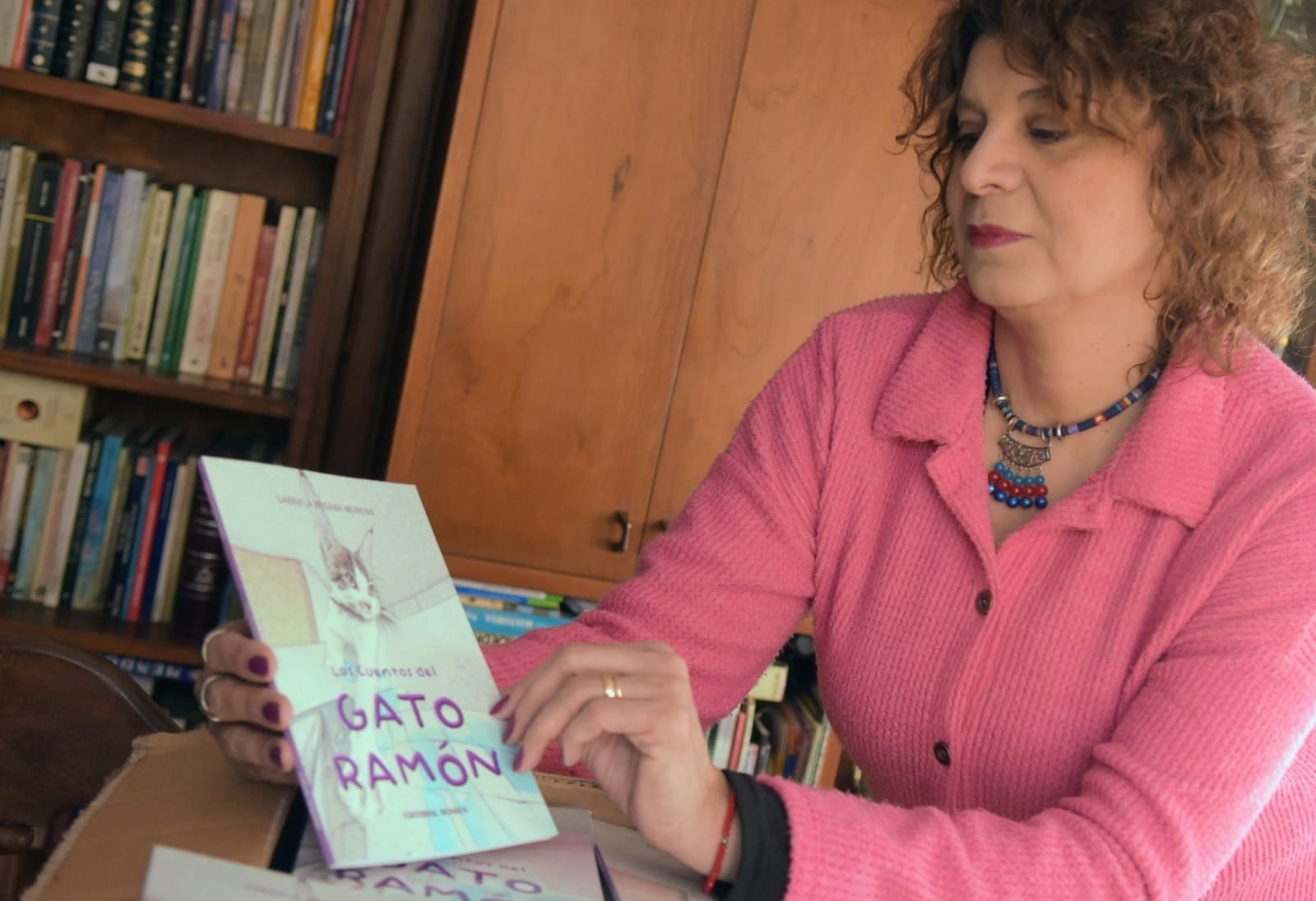 La periodista debuta en la literatura infantil con "Los cuentos del Gato Ramón".