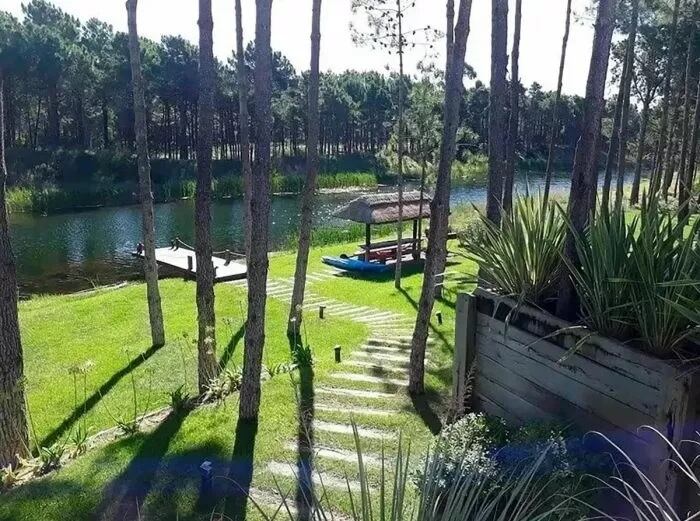 Así es la casa de Romina Uhrig en un barrio privado de Pinamar.