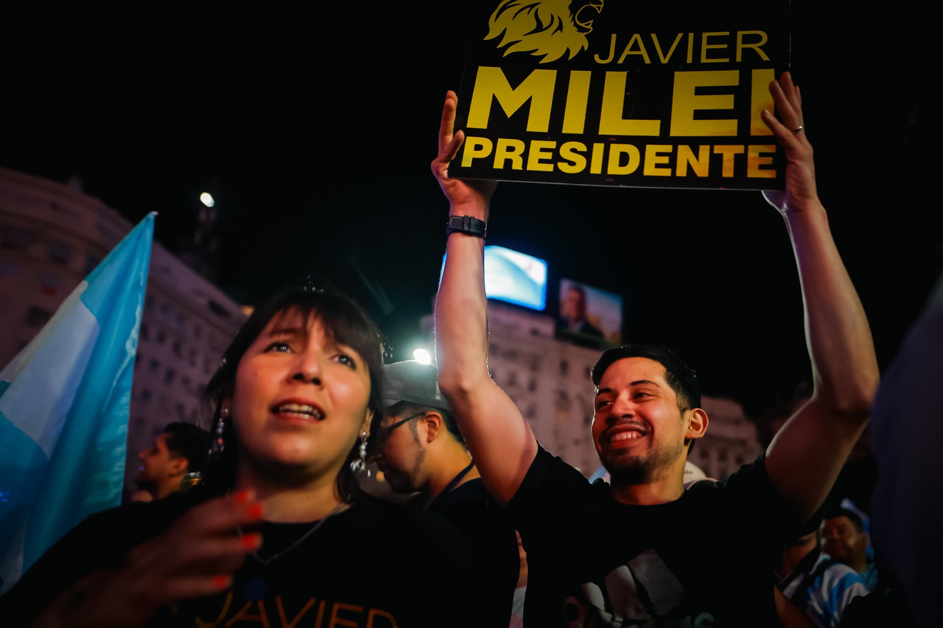 Simpatizantes del presidente electo de Argentina, Javier Milei, celebran en las calles tras conocer los resultados que le dieron como ganador del balotaje tras la jornada electoral de segunda vuelta, hoy, en Buenos Aires. EFE/ Juan Ignacio Roncoroni
