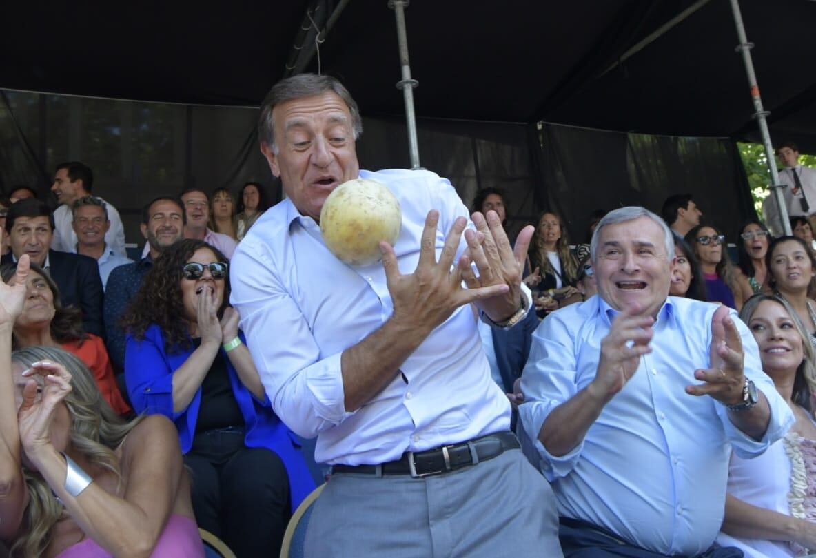 El gobernador Rodolfo Suárez atajó el melón y se llevó todas las miradas en el palco del Carrusel (Foto: Orlando Pelichotti / Los Andes)