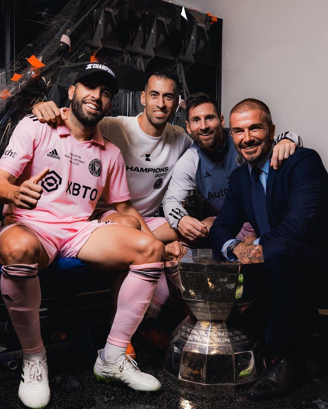 Jordi Alba, Sergio Busquets, Lionel Messi y David Beckham junto a la copa en el vestuario. Foto: Instagram.