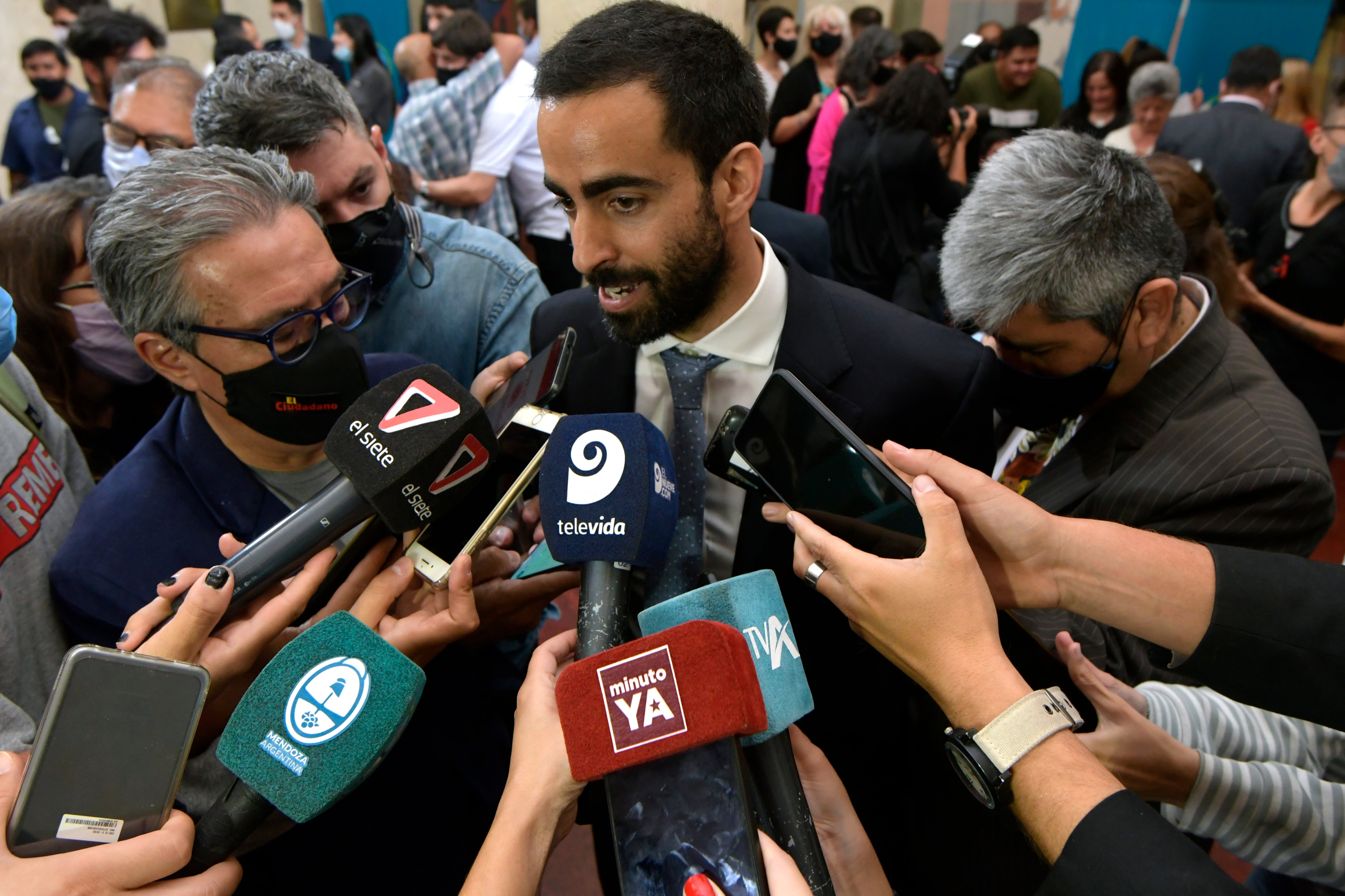 El flamante ministro de Hacienda Víctor Fayad explica a la prensa sus primeras medidas al frente de la cartera que dejó Lisandro Nieri.
 Foto Orlando Pelichotti