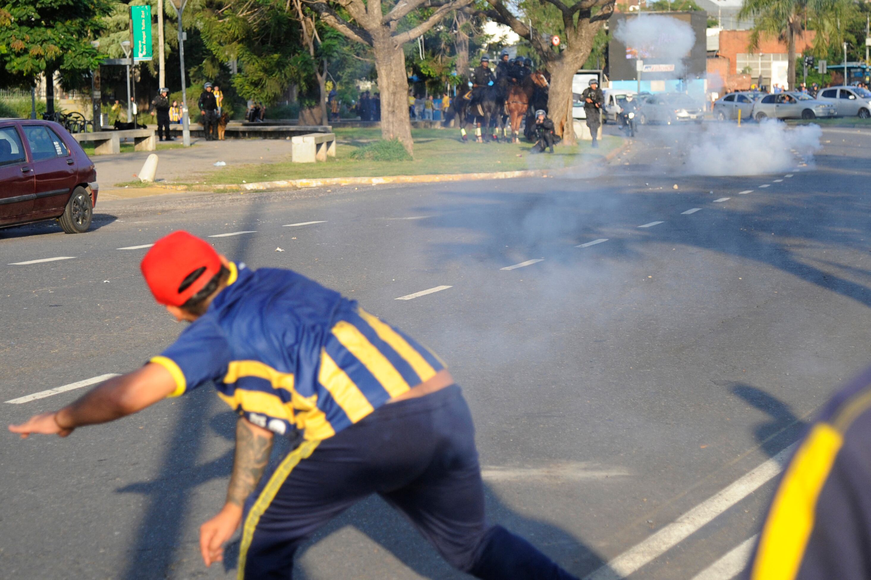 Hinchas de Rosario Central se enfrentan con la policía afuera del estadio Gigante de Arroyito antes del partido de vuelta de la fase de grupos de la Copa Libertadores entre Rosario Central y Atlético Mineiro de Brasil en Rosario. Foto: Marcelo Manera / AFP