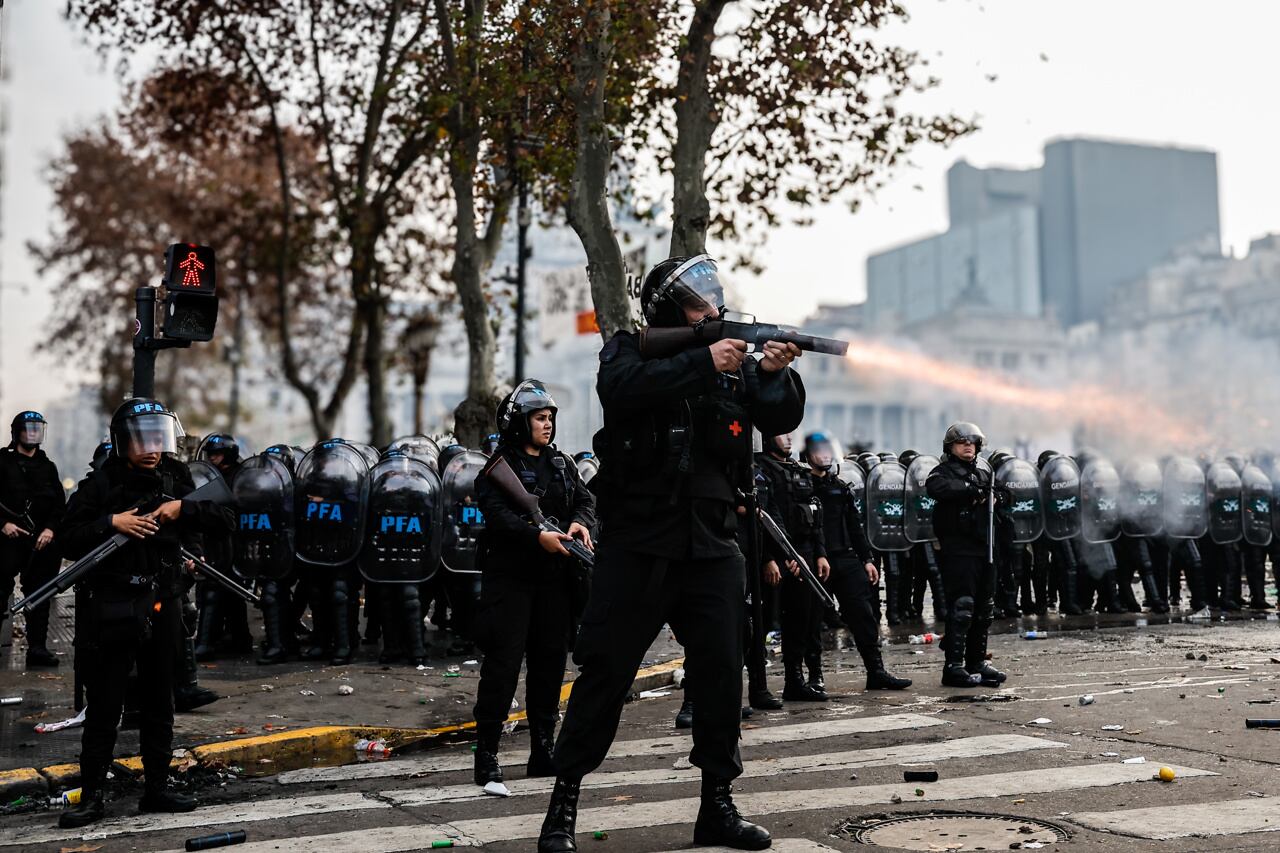 Policías disparan gases lacrimógenos durante enfrentamientos entre la policía y personas que protestan a las afueras del senado. Foto: EFE/ Juan Ignacio Roncoroni