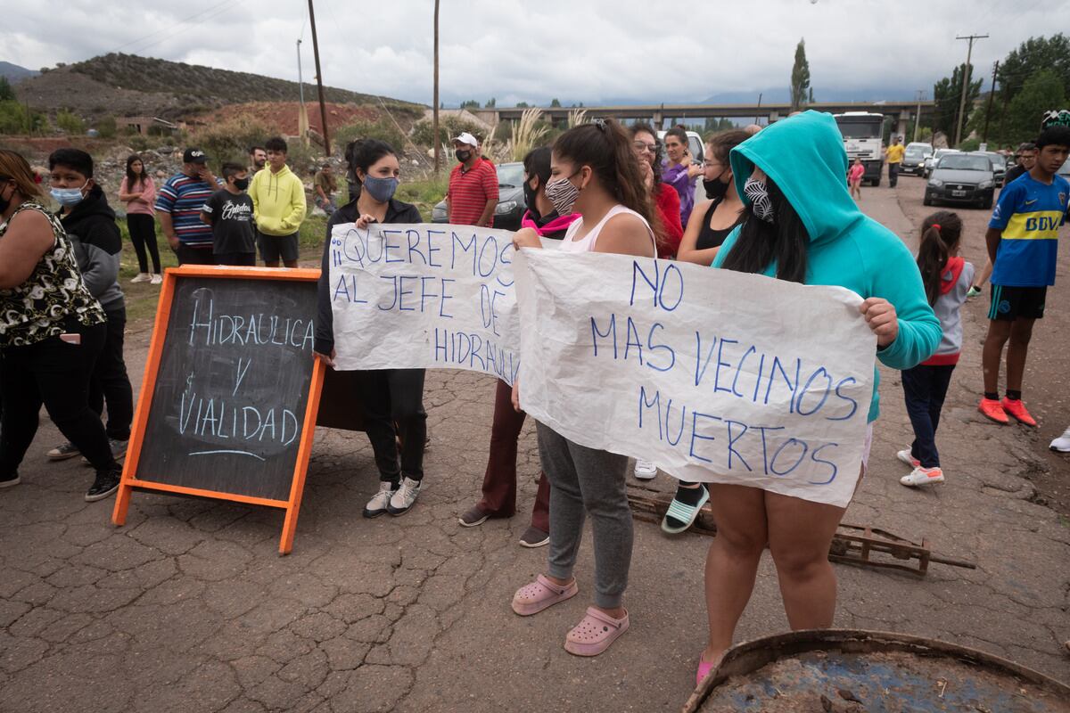 Tragedia en Potrerillos
Tres personas fallecieron y otras dos permanecen internadas en grave estado luego de que una crecida en el Río Blanco (Potrerillos) arrastrara el auto en que viajaban cuando intentaban cruzar un puente en medio de una tormenta. Un grupo de vecinos de la parte alta de Potrerillos salió a cortar la ruta en reclamo de que se construya un puente en altura y se hagan otras obras.

Foto: Ignacio Blanco / Los Andes 