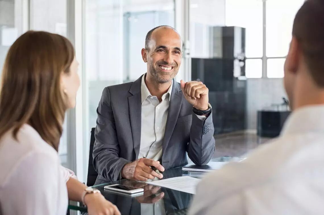 Coaching es un proceso de acompañamiento a una persona, a un equipo, o a una organización en el que, partiendo de un estado inicial - en el cual obviamente hay algún grado de insatisfacción - y la determinación de un estado deseado, se logra cubrir esa brecha a través de la elaboración y ejecución de un plan de acción.