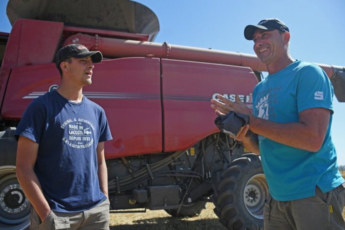 El "Pato" con su hijo Felipe trabajando en el campo. - Gentileza Clarín