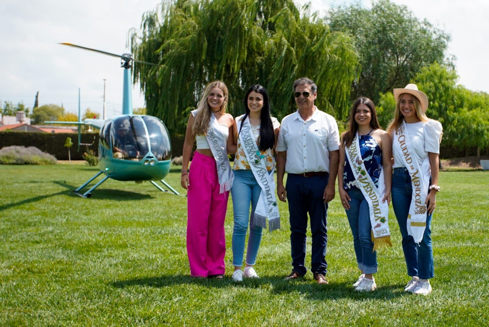 Vuelo de Reinas: el evento se llevó a cabo en el club Regatas y contó con la presencia de las Reinas de la Vendimia de mandato cumplido, las candidatas a disputar la corona nacional este sábado 2 de marzo y, por supuesto, la reina de Capital, Agostina Saua. Foto: Gentileza