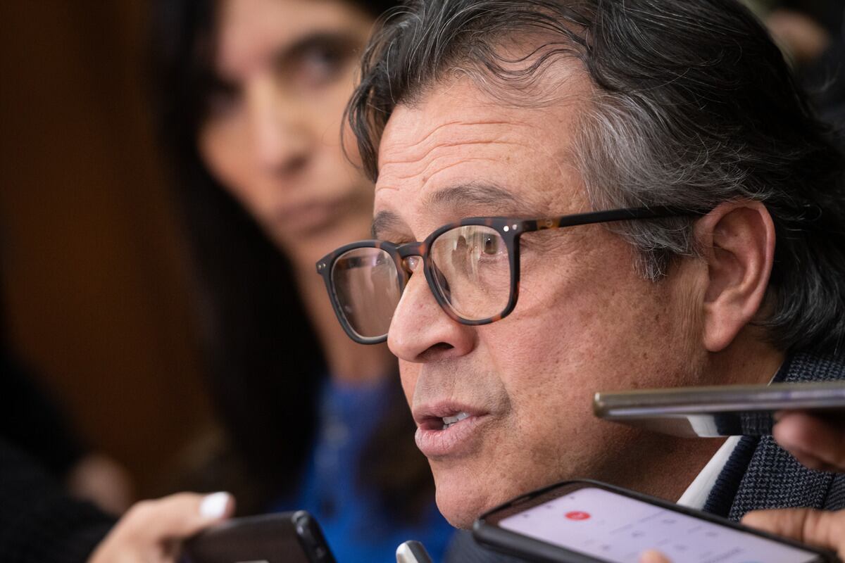 El ministro Victor Ibáñez dió una conferencia de prensa por el subsidio millonario que el Gobierno le había otorgado al pastor Bonarrico. Foto: Ignacio Blanco / Los Andes 